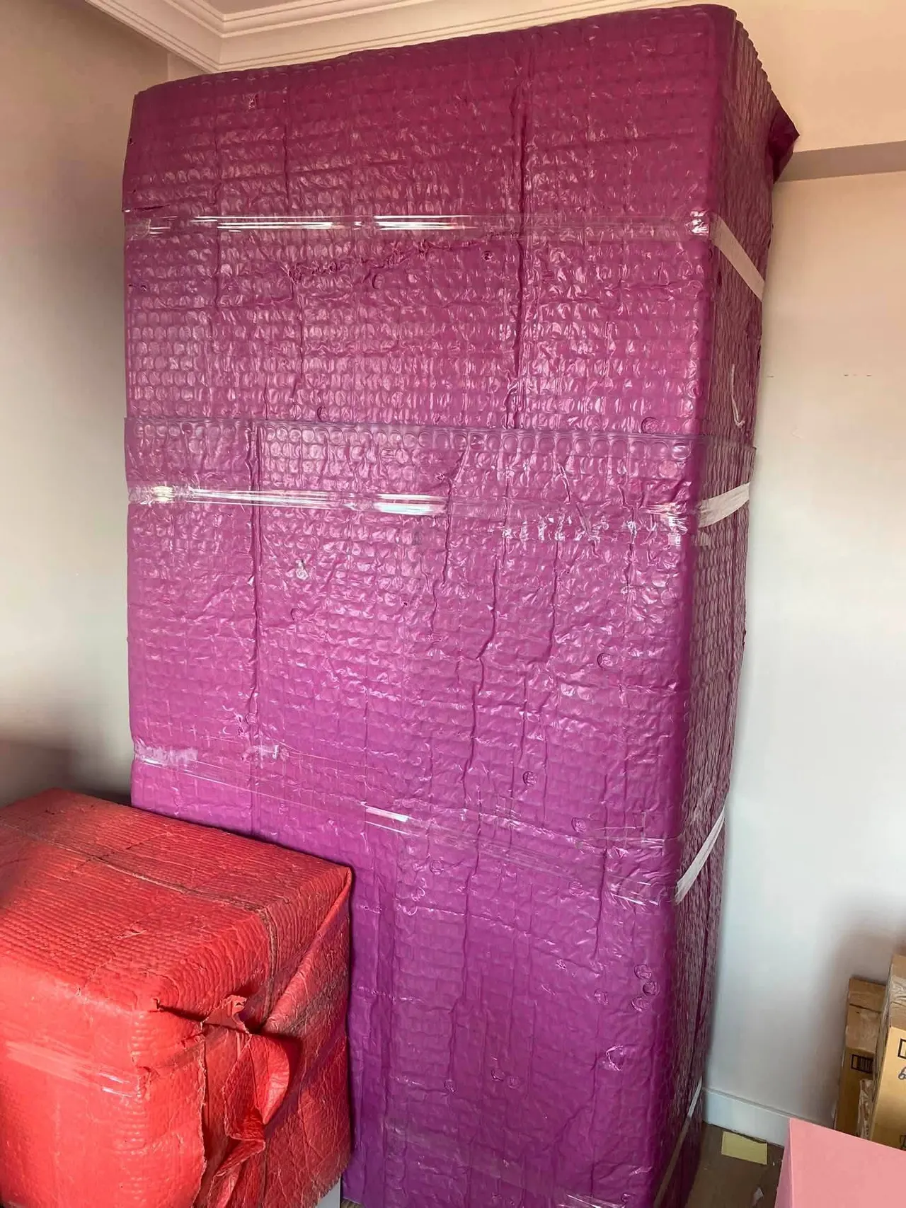 Balonlu naylon ve streç bantla baştan sona paketlenmiş gardırop