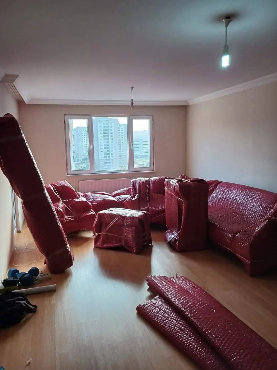 Salon takımı, sehpa ve koltuklar balonlu naylonla paketlenmiş halde taşınmayı bekliyor